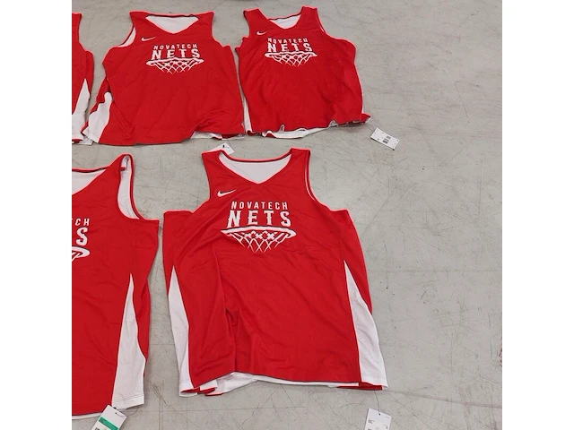 7x basketbaljersey " novatech nets " met 2x nike tas - afbeelding 4 van  10