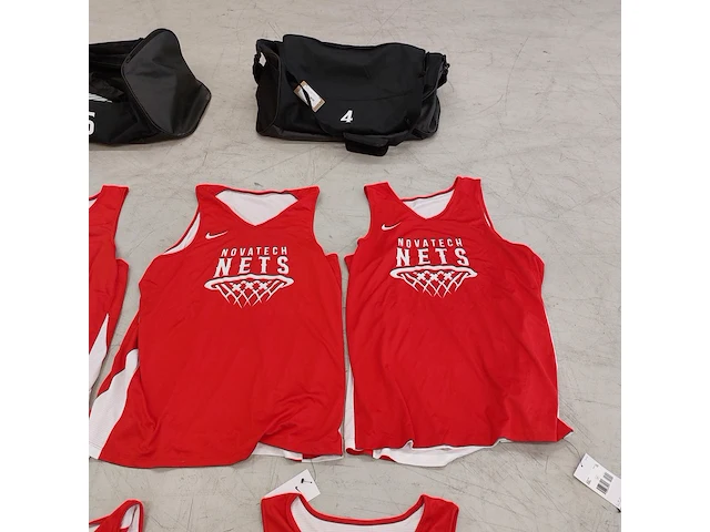 7x basketbaljersey " novatech nets " met 2x nike tas - afbeelding 5 van  10