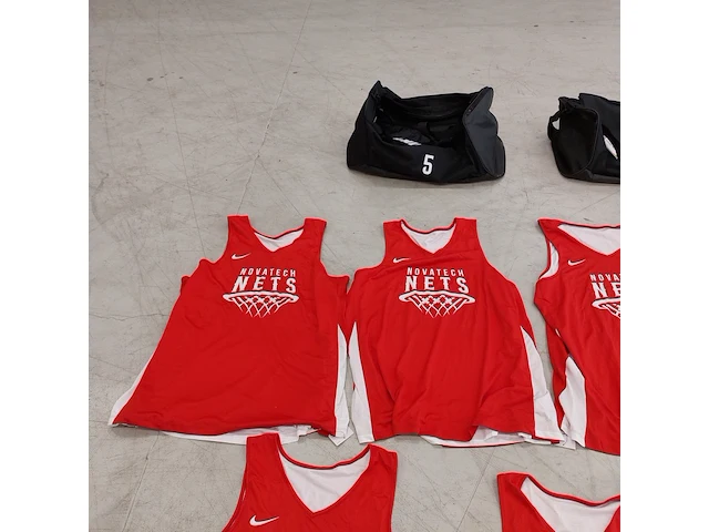 7x basketbaljersey " novatech nets " met 2x nike tas - afbeelding 6 van  10