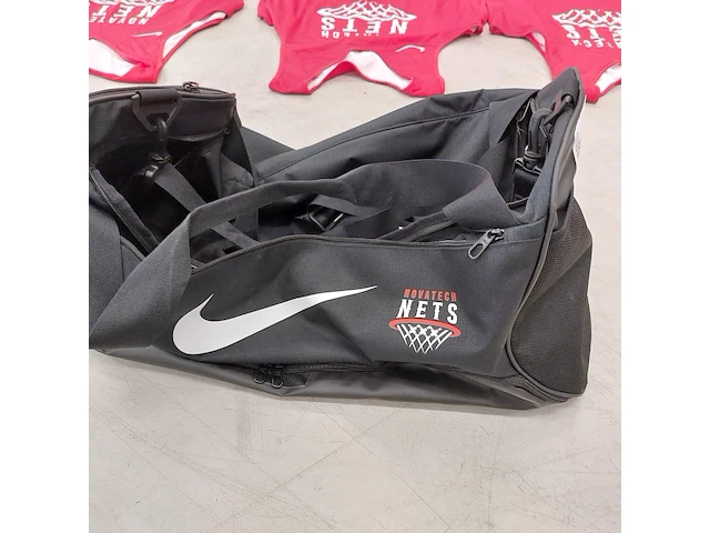 7x basketbaljersey " novatech nets " met 2x nike tas - afbeelding 8 van  10