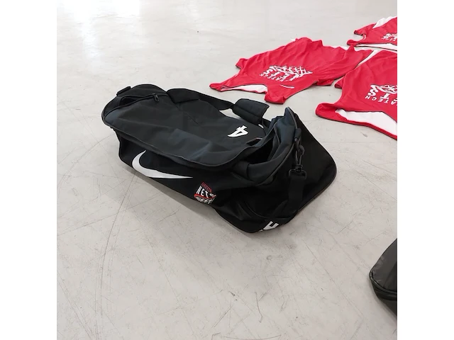 7x basketbaljersey " novatech nets " met 2x nike tas - afbeelding 9 van  10