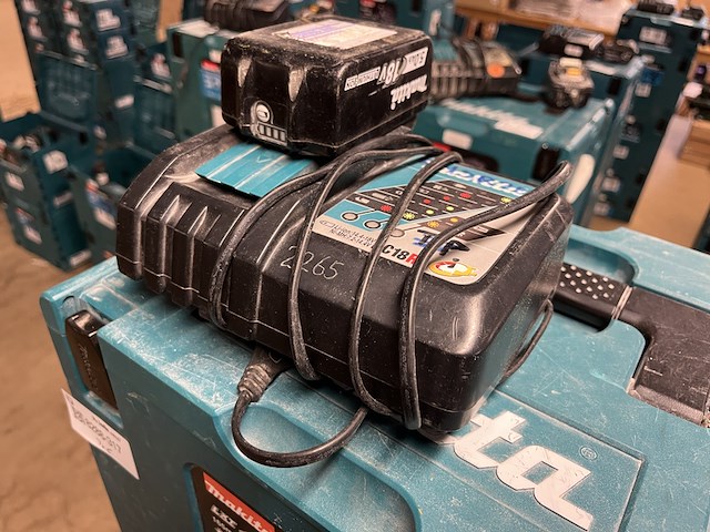 7x bouwgereedschap, 1x 18v accu, 1x lader, m-boxen makita, 2x djv182zj, 1x dhs630zj, 1x dhr242zjv, 2x ddf484zj - afbeelding 4 van  5