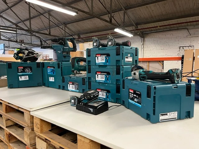 7x bouwgereedschap, 1x 18v accu, 1x lader, m-boxen, makita - afbeelding 1 van  23