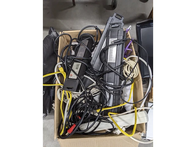 7x diverse monitor met diverse bekabeling o.a. samsung, dell - afbeelding 7 van  8