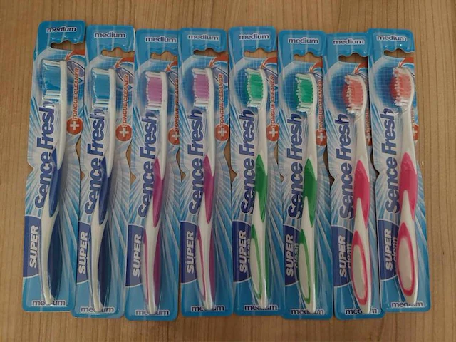8 x tandenborstel medium nieuw. - afbeelding 1 van  3