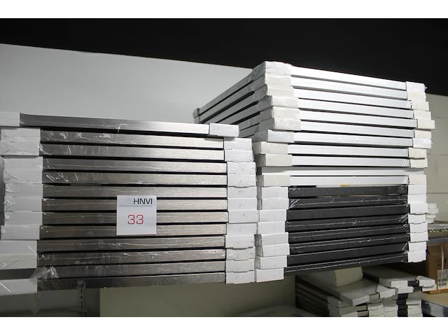 8 zwarte, 13 aluminiumkleurige en 10 aluminiumkleurige fotolijsten 40 x 50 cm. - afbeelding 1 van  2