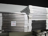 8 zwarte, 13 aluminiumkleurige en 10 aluminiumkleurige fotolijsten 40 x 50 cm. - afbeelding 1 van  2