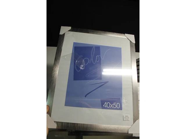 8 zwarte, 13 aluminiumkleurige en 10 aluminiumkleurige fotolijsten 40 x 50 cm. - afbeelding 2 van  2