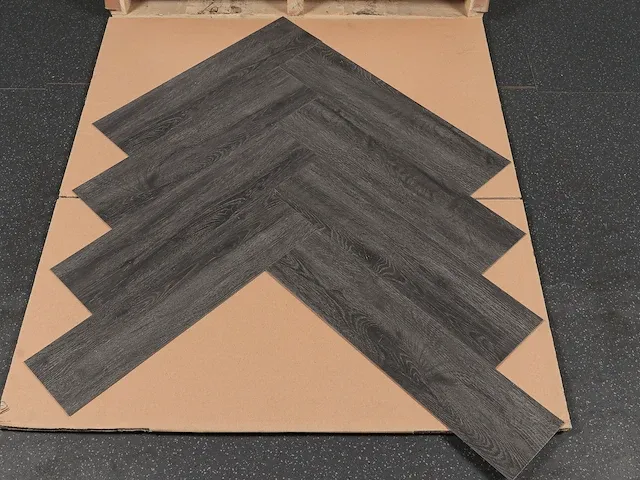 83 m2 pvc-dryback visgraat - 610 x 150 x 2,5 mm - afbeelding 1 van  4