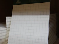 85 schrijfblokjes met ruiten op schap. - afbeelding 2 van  2
