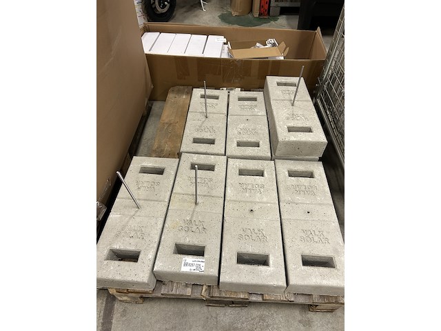 8x betonnen massa blok, montagemateriaal zonnepaneel van der valk - afbeelding 1 van  6