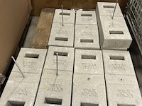 8x betonnen massa blok, montagemateriaal zonnepaneel van der valk - afbeelding 1 van  6