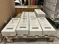 8x betonnen massa blok, montagemateriaal zonnepaneel van der valk - afbeelding 2 van  6