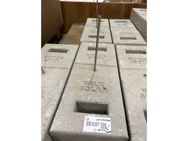 8x betonnen massa blok, montagemateriaal zonnepaneel van der valk - afbeelding 3 van  6