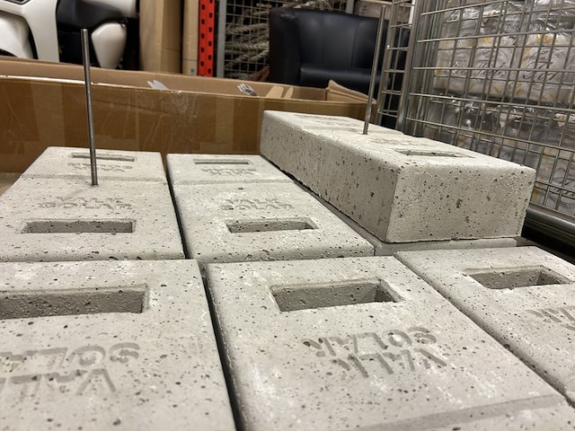 8x betonnen massa blok, montagemateriaal zonnepaneel van der valk - afbeelding 4 van  6