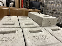 8x betonnen massa blok, montagemateriaal zonnepaneel van der valk - afbeelding 4 van  6