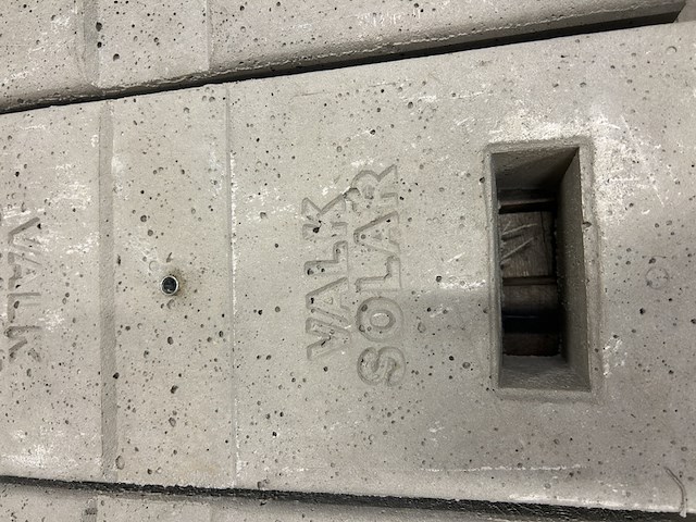 8x betonnen massa blok, montagemateriaal zonnepaneel van der valk - afbeelding 5 van  6