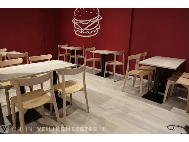 8x restauranttafel met 16x houten stoel - afbeelding 1 van  11