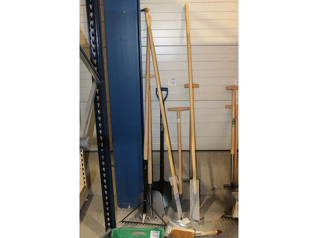 9-delige set handgereedschap w.o. batsen, hark, steker en schoffels. - afbeelding 1 van  2