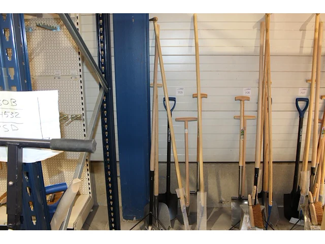 9-delige set handgereedschap w.o. batsen, hark, steker en schoffels. - afbeelding 2 van  2