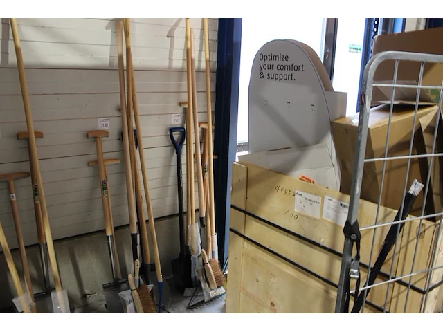 9-delige set handgereedschap w.o. batsen, hark, steker en schoffels. - afbeelding 1 van  2