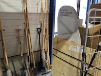 9-delige set handgereedschap w.o. batsen, hark, steker en schoffels. - afbeelding 1 van  2
