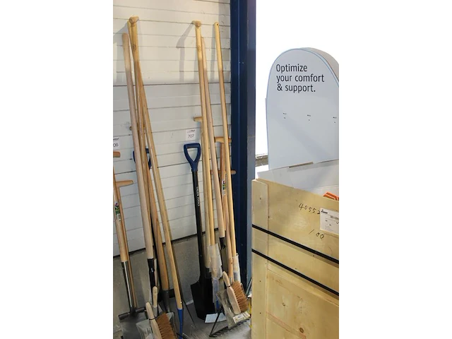 9-delige set handgereedschap w.o. batsen, hark, steker en schoffels. - afbeelding 2 van  2