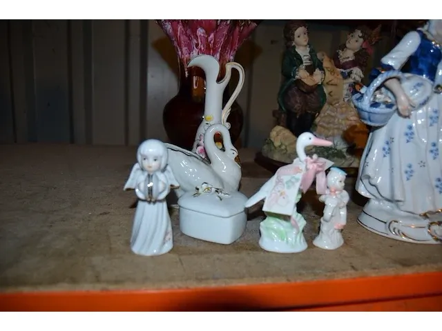 9 stenen beeldjes, vaas - afbeelding 3 van  8
