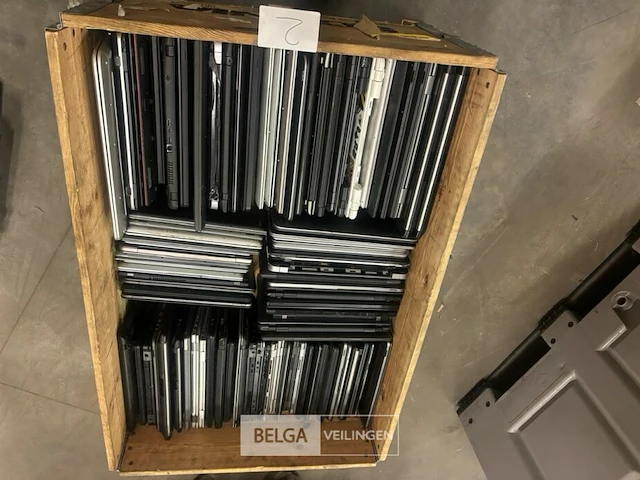 ± 95 laptops mix, niet getest op werking, kan incompleet zijn of scherm beschadigd - afbeelding 1 van  2