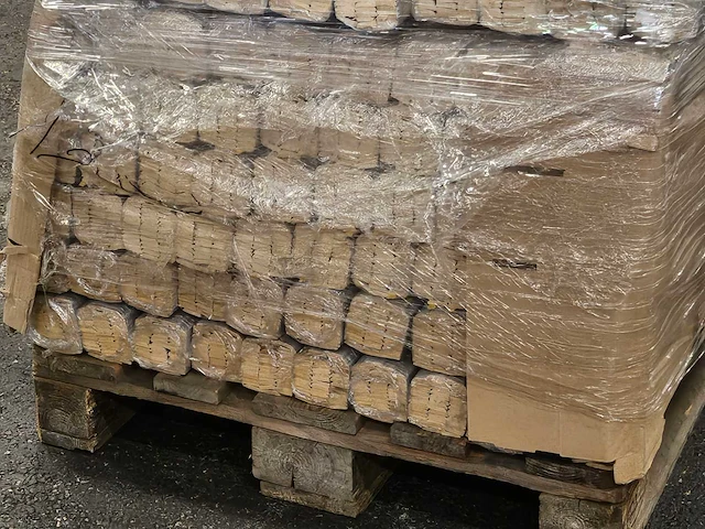 96 meter plakplinten 2400 x 25 x 5 mm - afbeelding 3 van  3