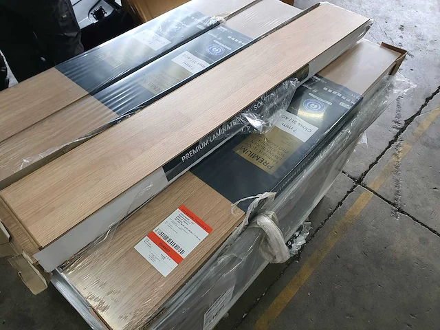 98 m2 laminaat plank - 1285 x 192 x 7 mm - afbeelding 1 van  4