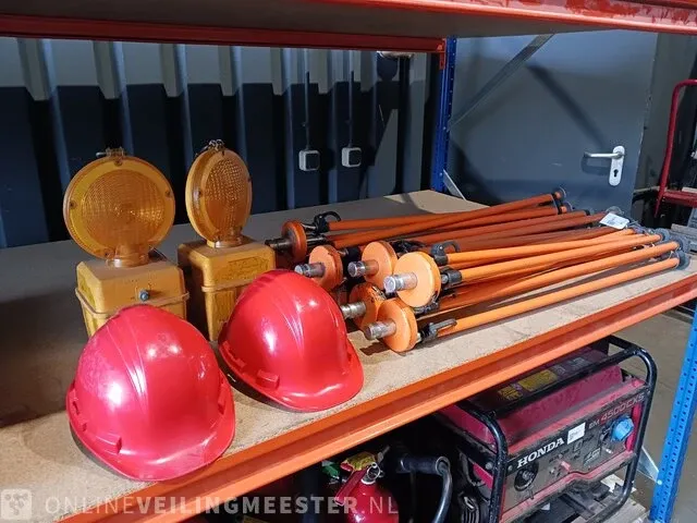 9x statief, 2x veiligheidshelm en 2x werflamp - afbeelding 1 van  7