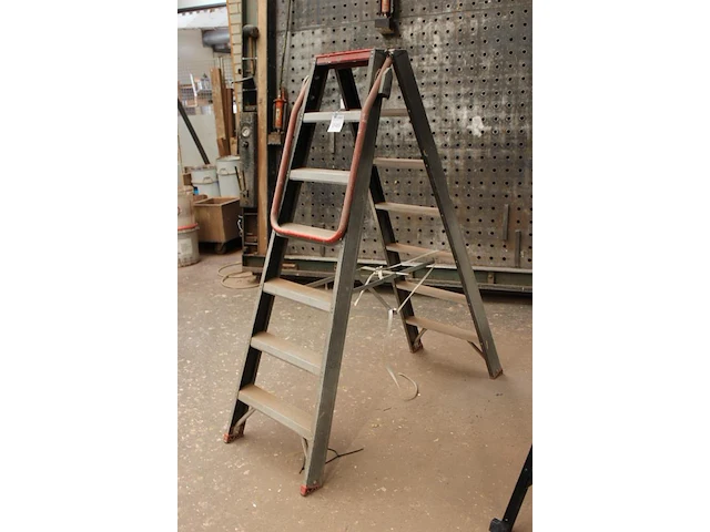 A-trap altrex, 2 x 7 treden. afgekeurd - afbeelding 2 van  2