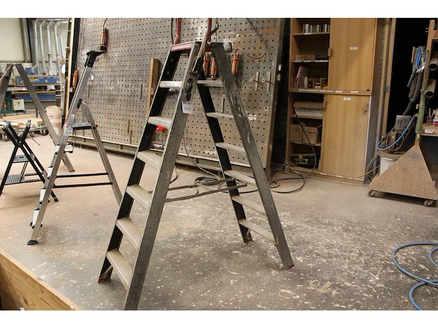 A-trap altrex, 2 x 7 treden - afbeelding 1 van  2