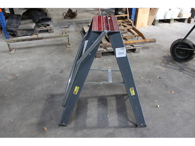 A-trap altrex fdo4 met 2x 4 treden. - afbeelding 1 van  3