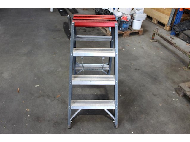 A-trap altrex fdo4 met 2x 4 treden. - afbeelding 2 van  3