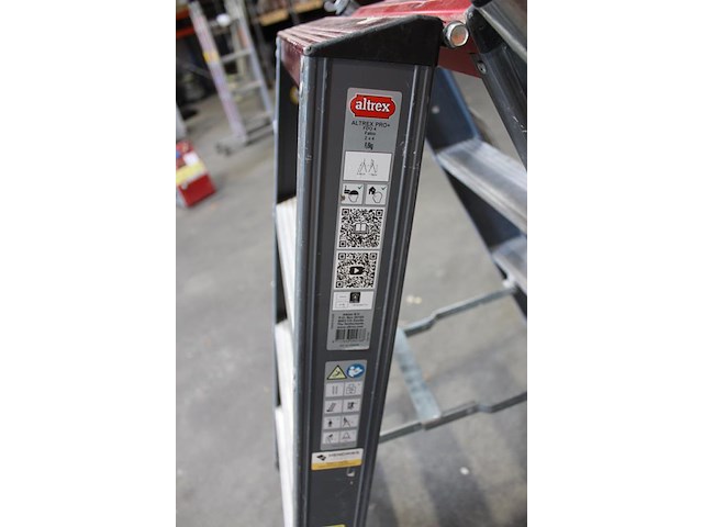 A-trap altrex fdo4 met 2x 4 treden. - afbeelding 3 van  3