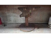 Aambeeld op sokkel - aambeeld - afbeelding 2 van  8