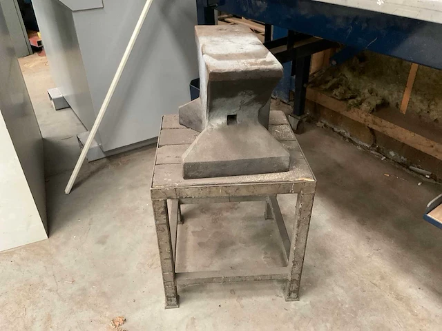 Aambeeld - afbeelding 2 van  4