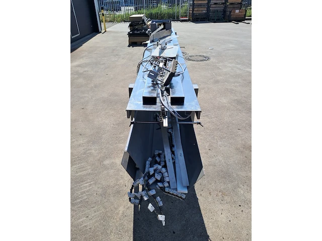 Aan-afvoerbaan t.b.v. flowpackmachine - afbeelding 14 van  15