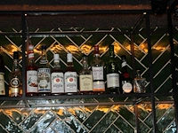 Aangebroken flessen sterke dranken op vijf schappen. - afbeelding 5 van  5