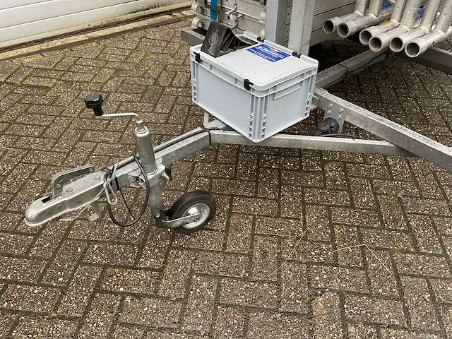 Aanhangwagen met steigermateriaal - afbeelding 2 van  12