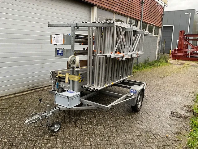 Aanhangwagen met steigermateriaal - afbeelding 1 van  12