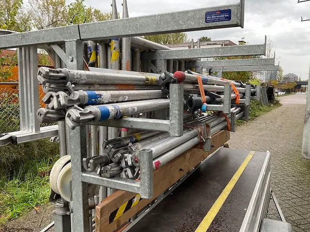 Aanhangwagen met steigermateriaal - afbeelding 10 van  12