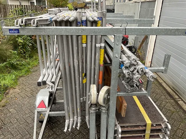 Aanhangwagen met steigermateriaal - afbeelding 11 van  12