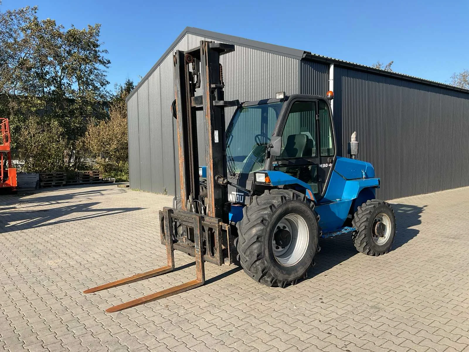 Aannemersmaterieel, gereedschap, stroomgeneratoren, voertuigen, units en containers