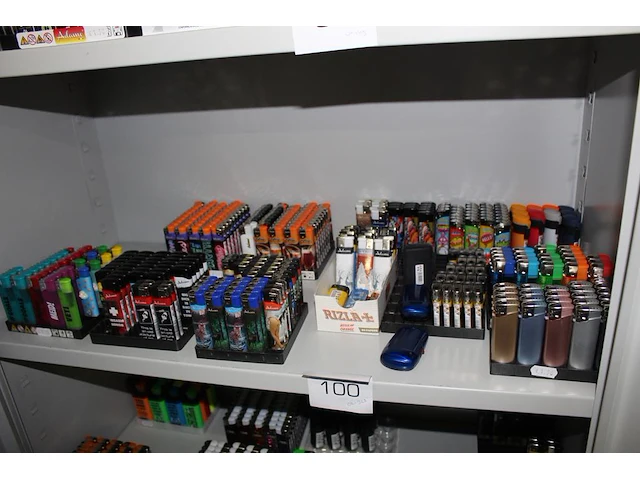 Aanstekers op schap, totaal 325 stuks - afbeelding 1 van  3
