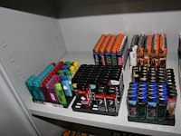 Aanstekers op schap, totaal 325 stuks - afbeelding 2 van  3