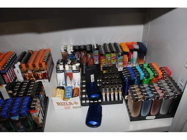 Aanstekers op schap, totaal 325 stuks - afbeelding 3 van  3