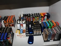 Aanstekers op schap, totaal 325 stuks - afbeelding 3 van  3
